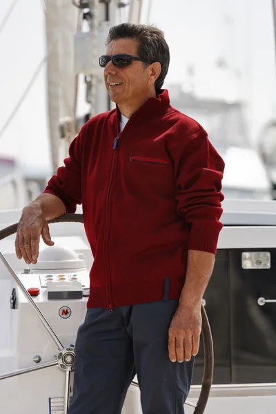 Ιταλία, Τοσκάνη, μέσης ηλικίας άνθρωπο σε ένα ιστιοπλοϊκό σκάφος — Φωτογραφία Αρχείου