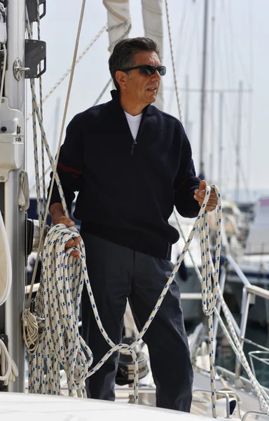 Włochy, Toskania, średniej wieku człowiek na żaglówce — Zdjęcie stockowe