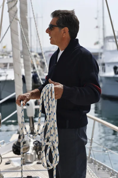 Italia, Toscana, hombre de mediana edad en un velero — Foto de Stock
