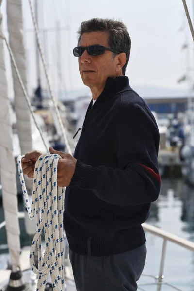 Italië, Toscane, middelste leeftijd man op een zeilschip — Stockfoto