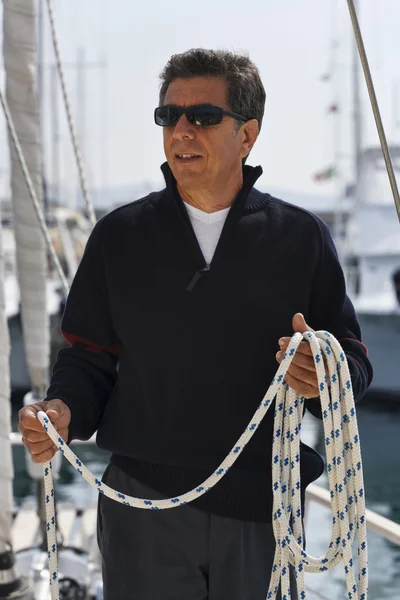 Italia, Toscana, uomo di mezza età in barca a vela — Foto Stock