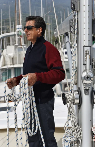 Itália, Toscana, homem de meia-idade em um barco à vela — Fotografia de Stock