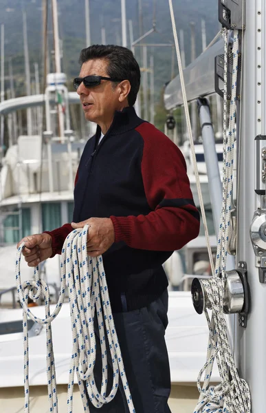 Italien, Toskana, Mann mittleren Alters auf einem Segelboot — Stockfoto