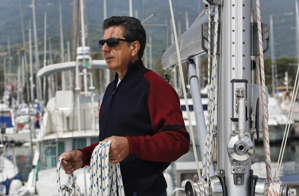 イタリア、トスカーナ、航行ボートが高齢者に仲介されます。 — ストック写真