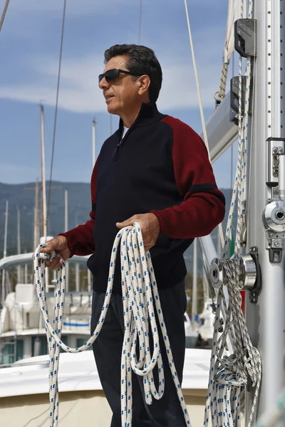 Itália, Toscana, homem de meia-idade em um barco à vela — Fotografia de Stock