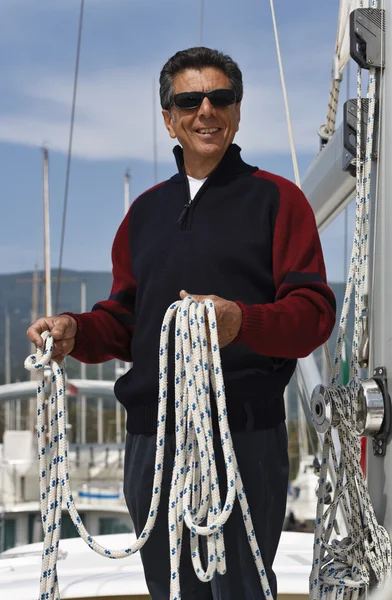 Italien, Toscana, mellersta åldern man på en segelbåt — Stockfoto