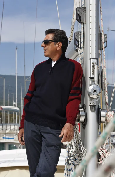 Італія, Тоскана, середнім людиною у віці на плаваючому човні — стокове фото