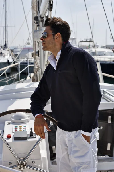 意大利，托斯卡纳，年轻模特身穿休闲帆船的船上 — 图库照片