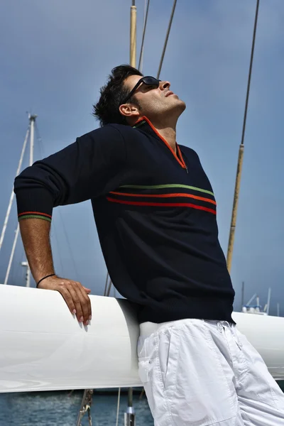 Ιταλία, Τοσκάνη, νεαρό μοντέλο ντυμένοι casual με ένα ιστιοπλοϊκό σκάφος — Φωτογραφία Αρχείου