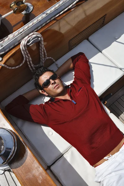 Італія, Тоскана, молодий Матрос відпочиває на дерев'яні плаваючому човні — стокове фото