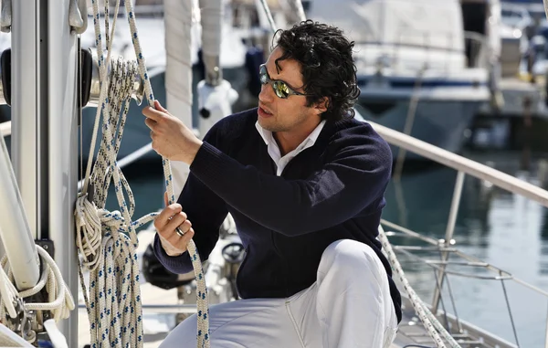 Italy, Tuscany, young sailor dressed casual on a sailing boat — Stock Photo, Image