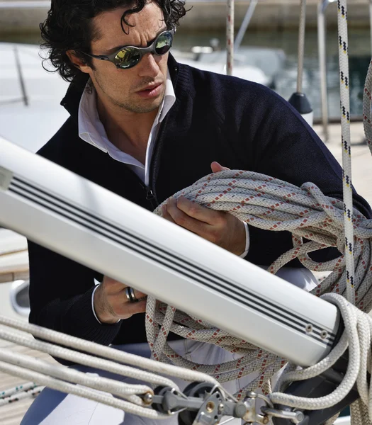Ιταλία, Τοσκάνη, νεαρού ναύτη ντυμένοι casual με ένα ιστιοπλοϊκό σκάφος — Φωτογραφία Αρχείου