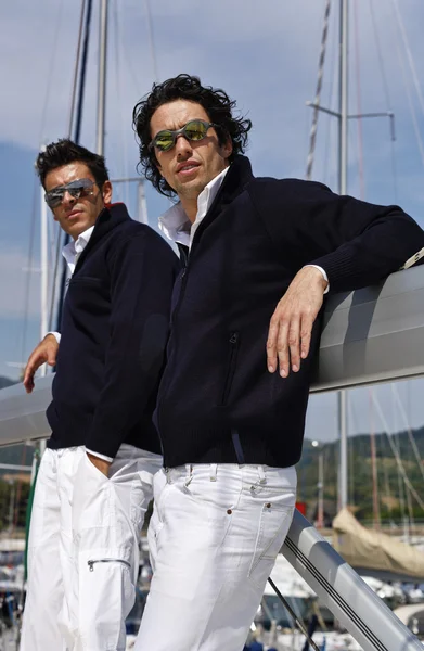 Italy, Tuscany, young sailors dressed casual on a sailing boat — Stock Photo, Image