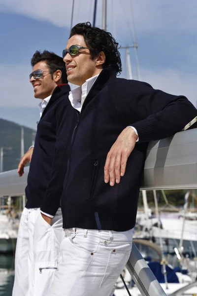 Ιταλία, Τοσκάνη, νέους ιστιοπλόους ντυμένοι casual με ένα ιστιοπλοϊκό σκάφος — Φωτογραφία Αρχείου