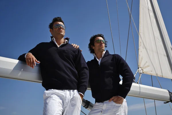 Italy, Tuscany, young sailors dressed casual on a sailing boat — Stock Photo, Image
