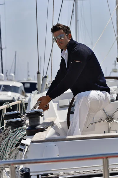 Италия, Тоскана, молодой моряк одет непринужденно на парусной лодке — стоковое фото