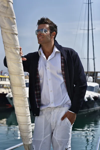 Ιταλία, Τοσκάνη, νεαρού ναύτη ντυμένοι casual με ένα ιστιοπλοϊκό σκάφος — Φωτογραφία Αρχείου