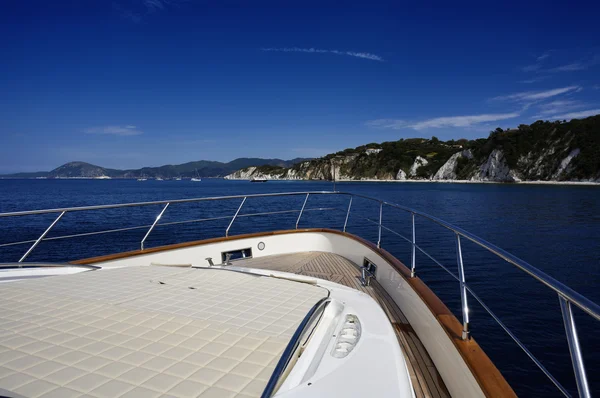 Olaszország, Toszkána, elba-sziget, kilátás nyílik a tengerpartra, egy luxus-Yacht — Stock Fotó