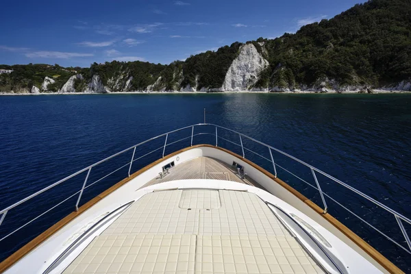 Olaszország, Toszkána, elba-sziget, kilátás nyílik a tengerpartra, egy luxus-Yacht — Stock Fotó