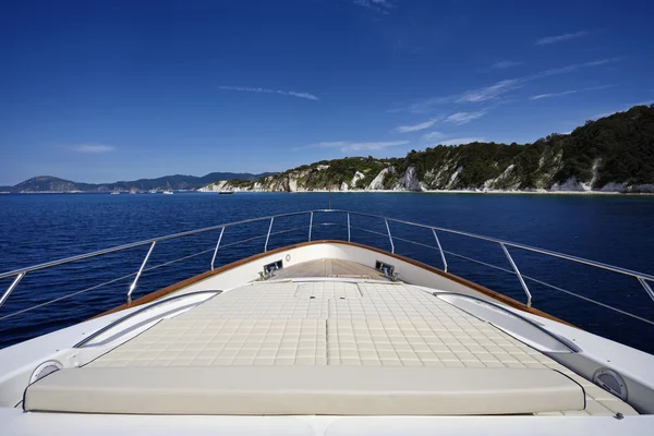 Italien, Toskana, Insel Elba, Blick auf die Küste von einer Luxusjacht — Stockfoto