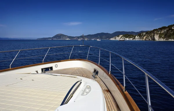 Italie, Toscane, Île d'Elbe, vue sur la côte depuis un yacht de luxe — Photo