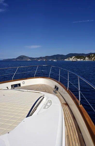 Italien, Toskana, Insel Elba, Blick auf die Küste von einer Luxusjacht — Stockfoto