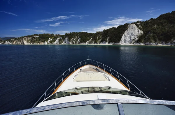 Italia, Toscana, Isla Elba, vista de la costa desde un yate de lujo — Foto de Stock