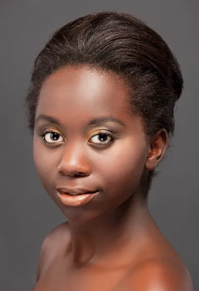 Glamour Porträt junge schwarze Mädchen — Stockfoto