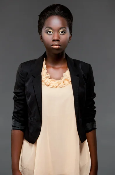 Гламурный портрет молодой черной девушки — стоковое фото