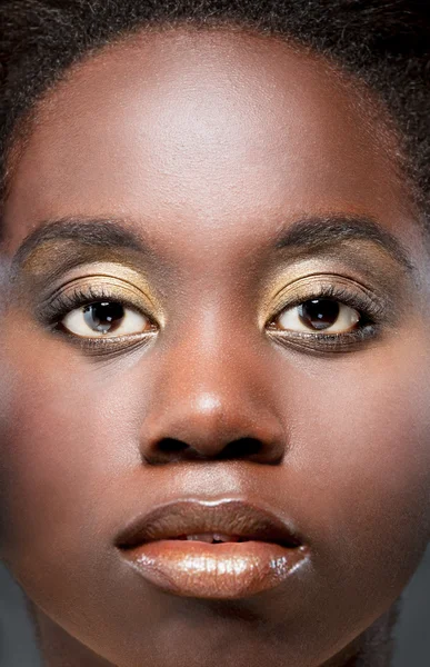 Гламурный портрет молодой черной девушки — стоковое фото