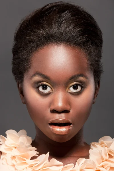 매력적인 세로 젊은 흑인 여자 — 스톡 사진