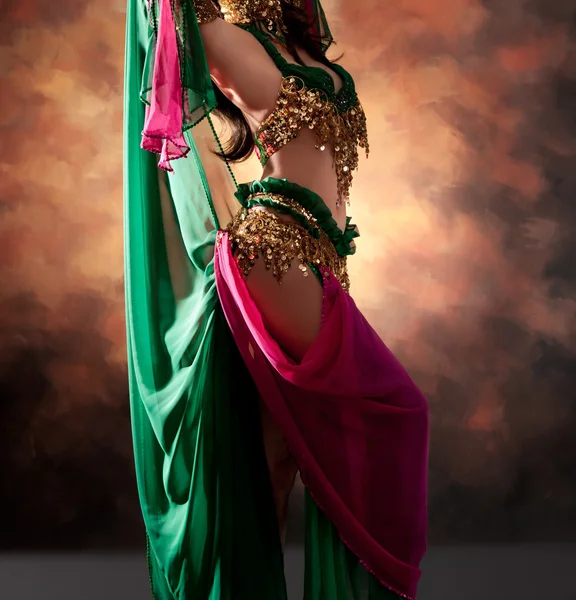 Hermosa mujer bailarina del vientre exótica — Foto de Stock