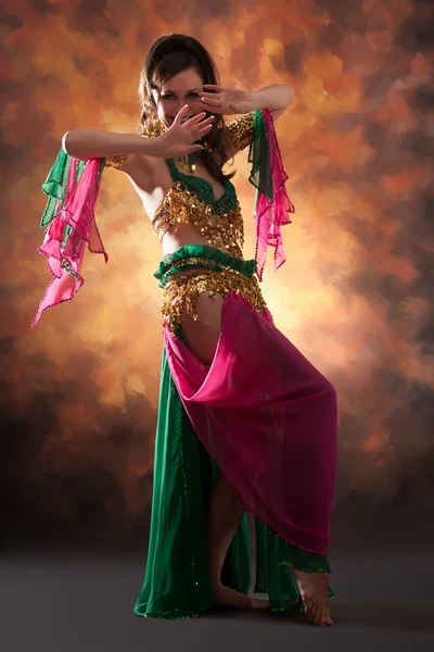 エキゾチックなベリー ダンサー美しい女性 — ストック写真