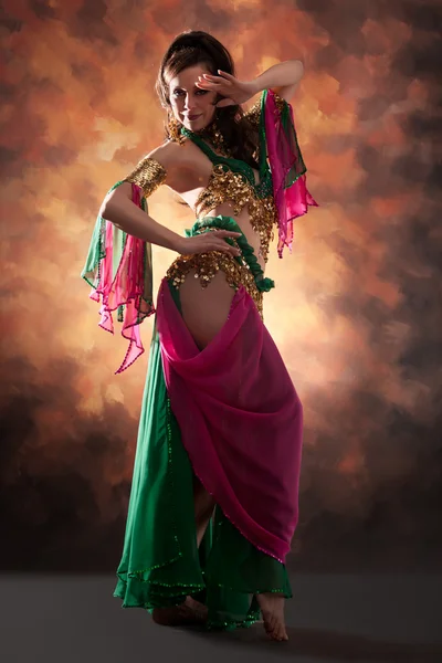 Bella donna ballerina pancia esotica — Foto Stock