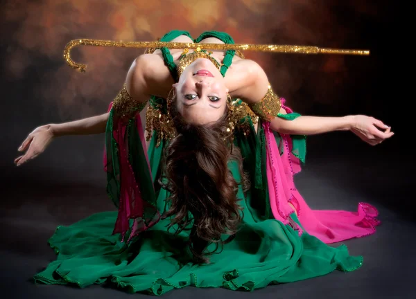Bela mulher dançarina barriga exótica — Fotografia de Stock