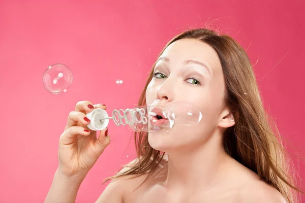 Девушка с мыльными пузырями — стоковое фото