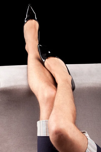 パテント レザーの靴のセクシーなメンズ脚 — ストック写真