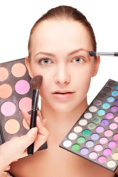 化妆和调色板眼影的女人 — 图库照片