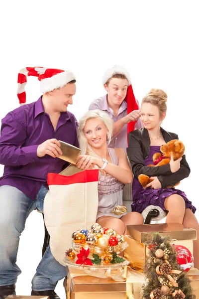 Молода сім'я, весело з різдвяні подарунки. — стокове фото