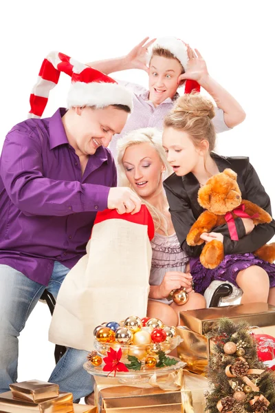 Młode rodziny zabawy z Boże Narodzenie prezenty. — Zdjęcie stockowe
