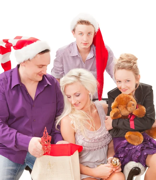 Jonge gezin plezier met Kerst presenteert. — Stockfoto