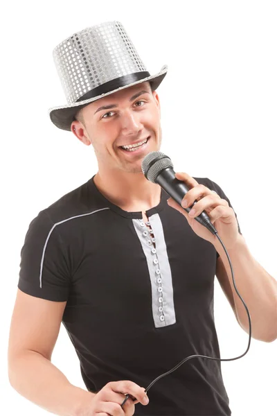 Ο άνθρωπος με το καπέλο εκφραστικά τραγουδάει στο μικρόφωνο. — Φωτογραφία Αρχείου