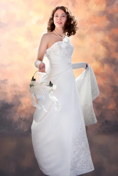 Belle femme habillée comme une mariée — Photo