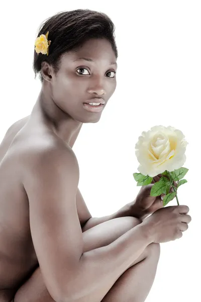 Струнка молода чорна жінка позує оголеною — стокове фото