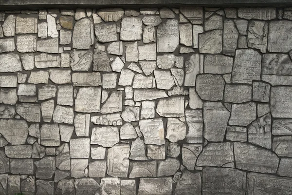 Die Mauer besteht aus Bruchstücken von Denkmälern — Stockfoto