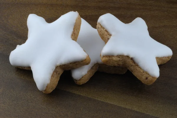 Tre biscotti di stella di cannella su una tavola di legno - divertimento — Foto Stock