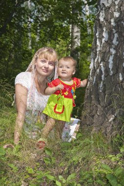 genç anne ve bebek kızın rahatlatıcı Park