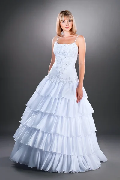 Krásná nevěsta na sobě svatební šaty ve studiu — Stock fotografie