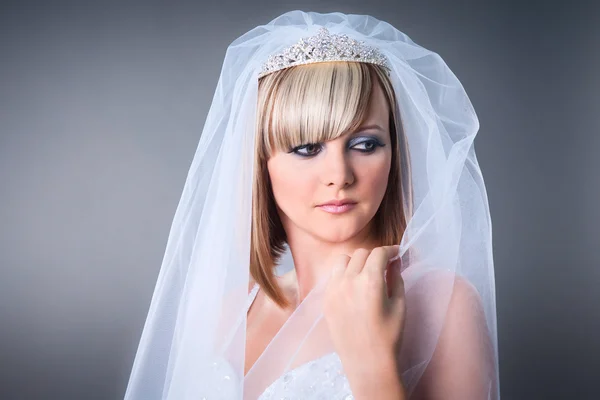 Closeup portrait of pretty bride under a veil studio image on ne — Stock Photo, Image