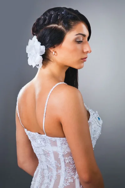 Serene jonge bruid, bruiloft outfit dragen in studio — Stockfoto